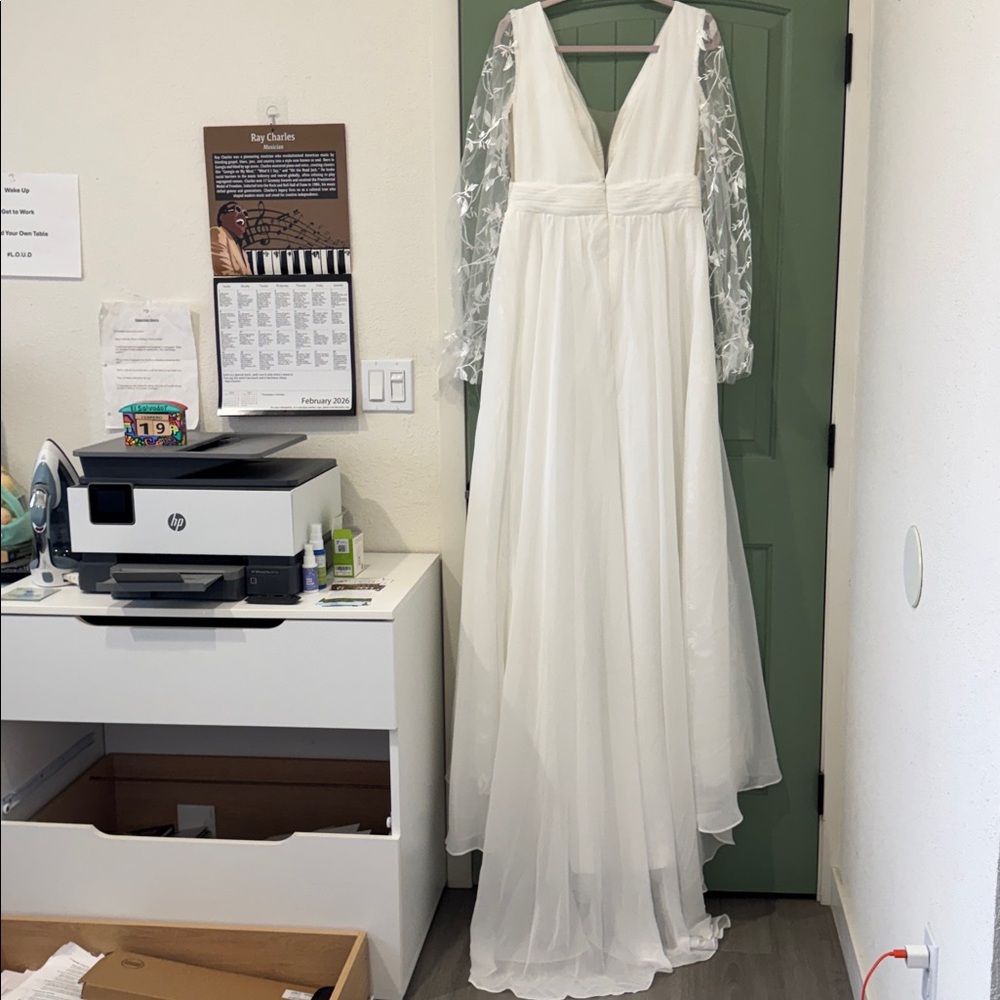 Elegant White Sheer Sleeve Gown - Picture 5 of 6